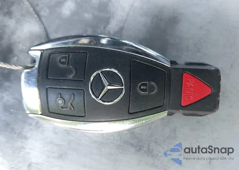 2018 Mercedes-Benz C 300 z USA, uszkodzony, nr VIN 55SWF4JB3JU263701